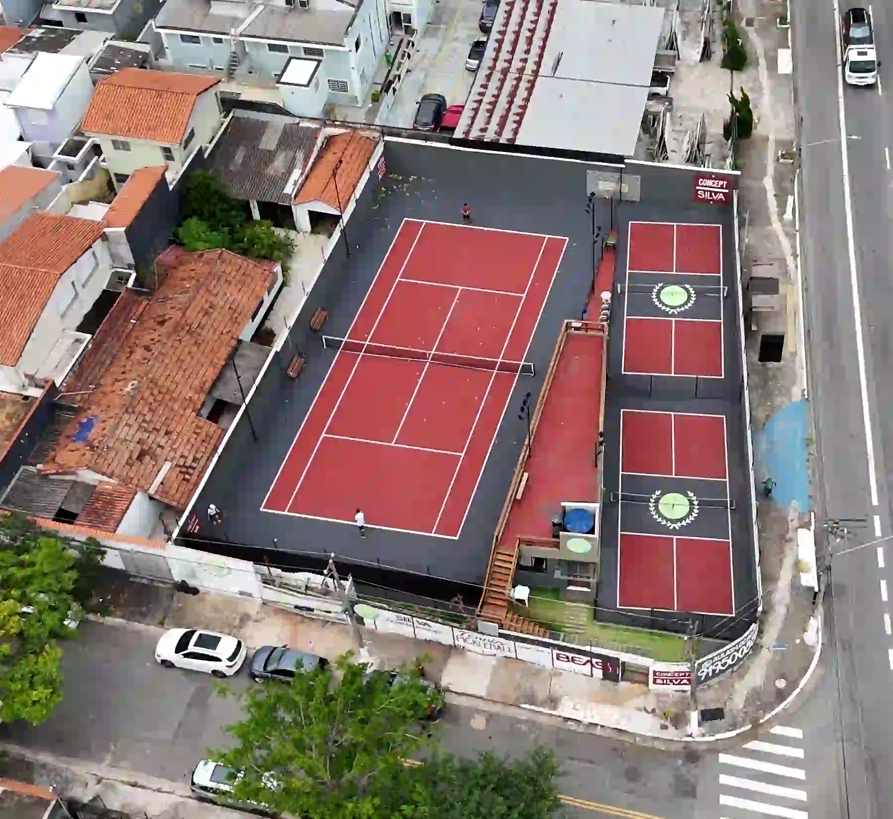 Filmagem aérea real da quadra rápida da Silva Tennis Academy
